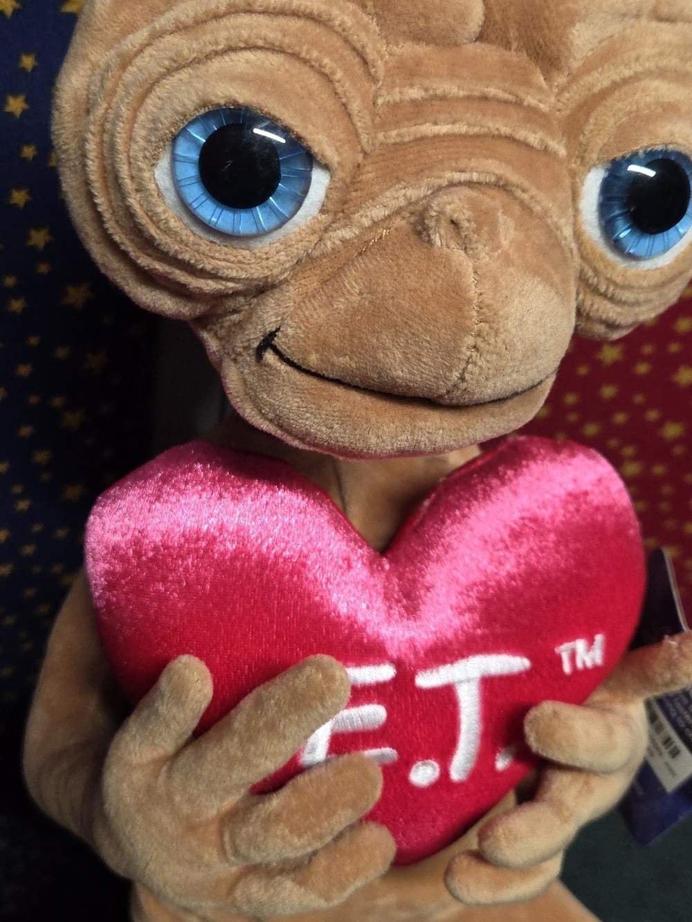 **E.T. Plush Toy Holding Red Heart - Universal Studios Tag** - Picture 4 of 13